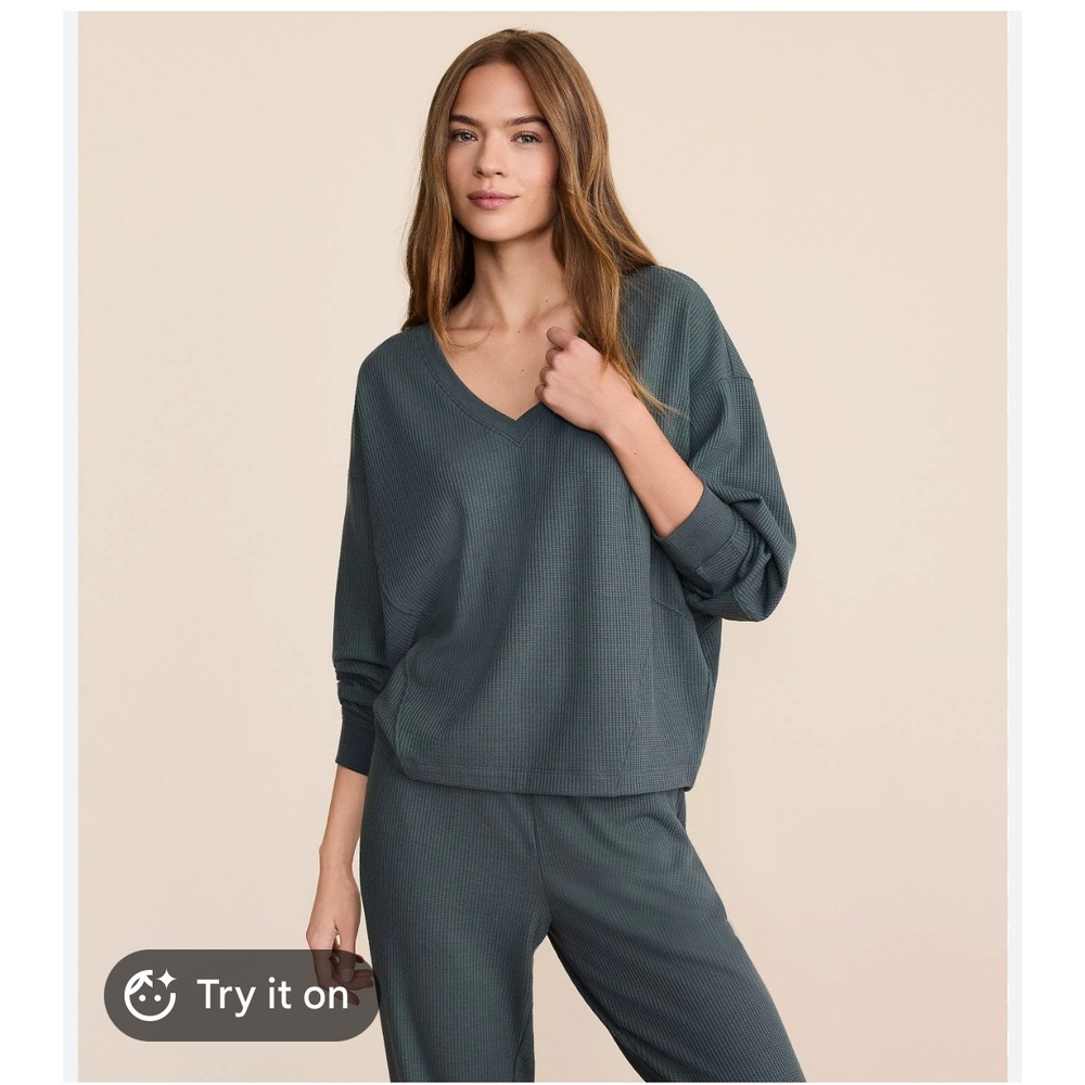 Lou & Grey Waffle Knit V-Neck Top Size Medium Green Minimalist Loungewear